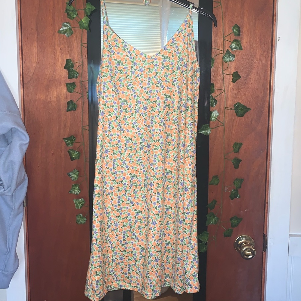 FLORAL BACKLESS DRESS